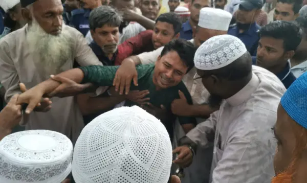তিন ঘণ্টার প্যারোলে মুক্তি পেয়ে মায়ের জানাজায় স্বেচ্ছাসেবক লীগ নেতা