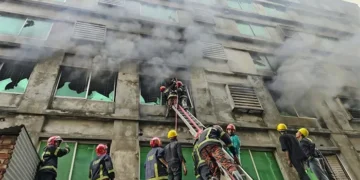 গাজীপুরে পোশাক কারখানার আগুন, ছাদে আটকা ৭০ জনকে উদ্ধার