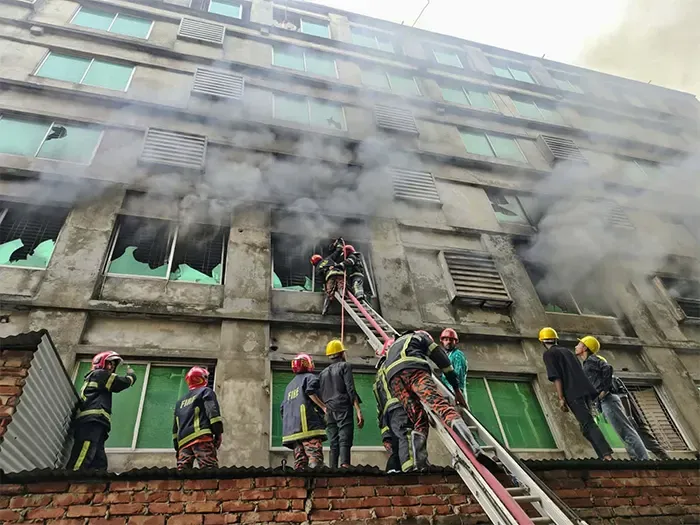 গাজীপুরে পোশাক কারখানার আগুন, ছাদে আটকা ৭০ জনকে উদ্ধার