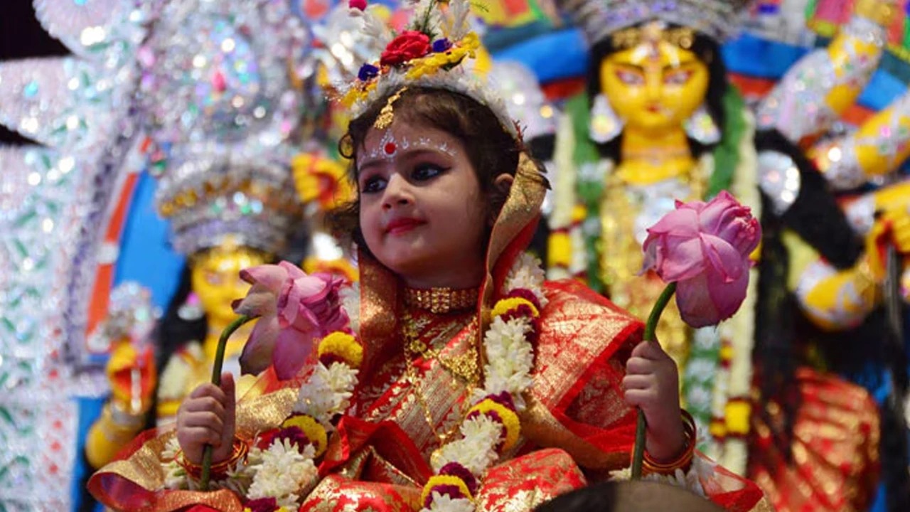 মহাঅষ্টমীতে উপচে পড়া ভিড়, কুমারী পূজায় মজেছে ভক্তরা