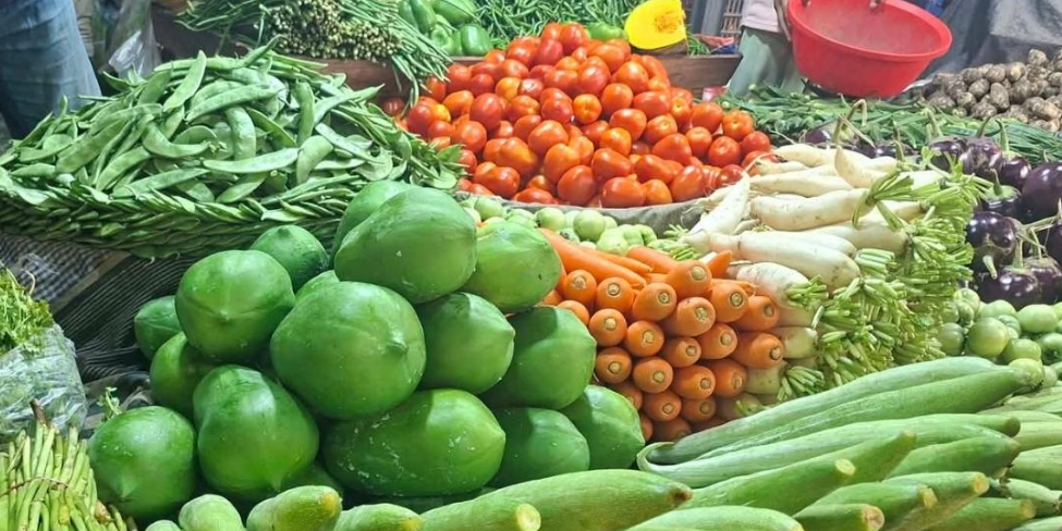 রাজধানীর বাজারে সবজির চড়া দাম, শিমের কেজি ২০০ টাকা